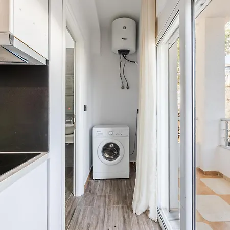 Living - 1br By Pikhost Saranda